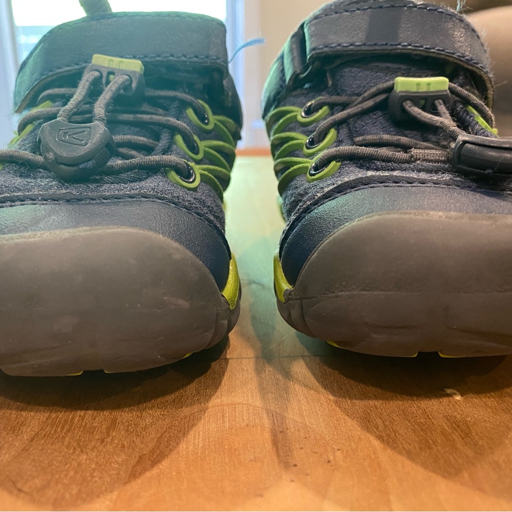 Keen sneakers toddler size 8 navy blue with green detail